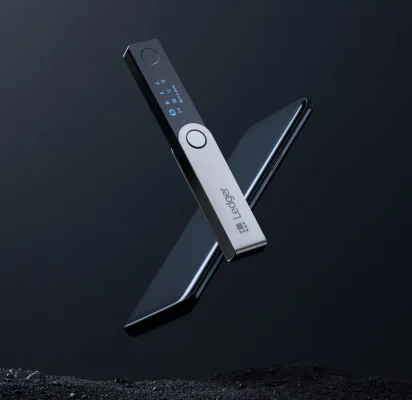 ledger-nano-x-with-phone-beautyshot. ארנק קריפטו לדג'ר נאנו