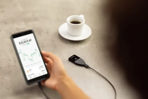 Trezor Safe 3 טרזור סייף 3 בחיבור לטלפון